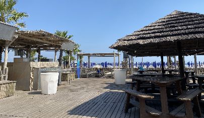 Tra mare, musica e tramonti: la spiaggia e lo stabilimento che hanno conquistato una generazione