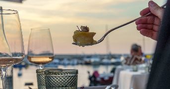Abbiamo cenato al tramonto sul porto di Giovinazzo, che roba!