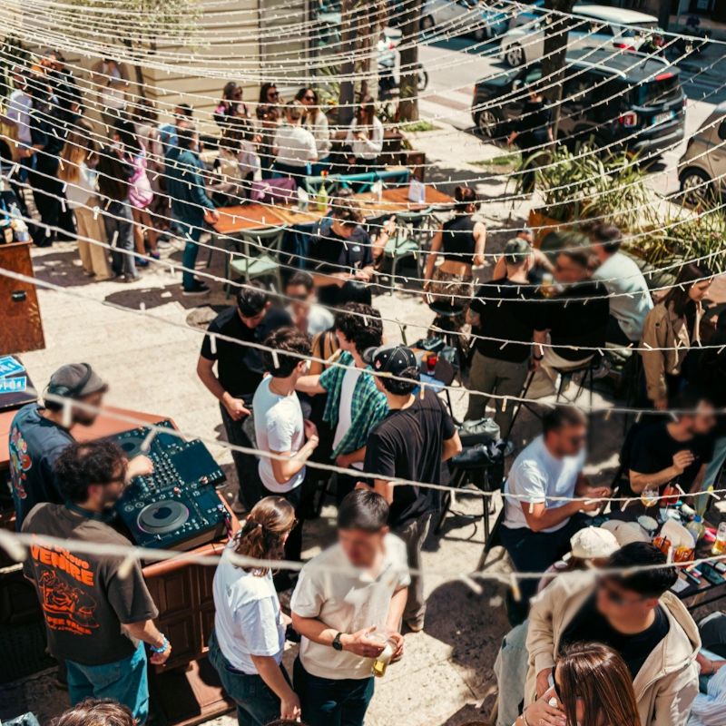 Aperitivo nei vicoli e nelle piazzette della Puglia bianca a Nord di Bari