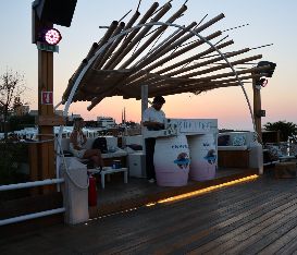Calici, salsedine e serata spettacolo: il racconto della nostra serata nel locale iconico di Torre a Mare