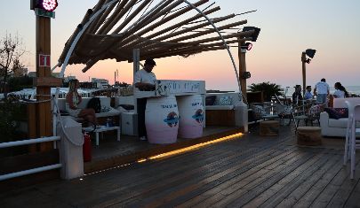 Calici, salsedine e serata spettacolo: il racconto della nostra serata nel locale iconico di Torre a Mare