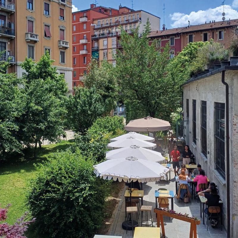 Attendendo fiduciosi il sole: aperitivi a Milano tra verde e aria aperta