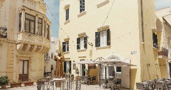 Mangiare in una piazzetta salentina è un piacere della vita